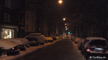 Winterstimmung in D&uuml;sseldorf: Der potente Blitz des Satio leuchtet die n&auml;here Umgebung aus